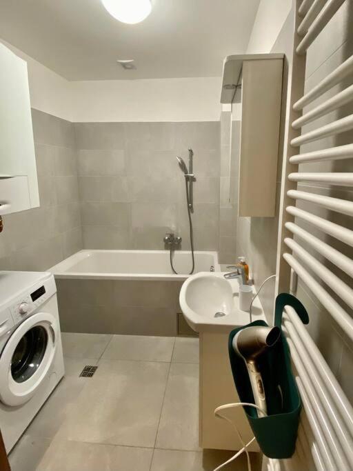 Spacious 2Br Apartment 6Min From Prague Castle! Luaran gambar