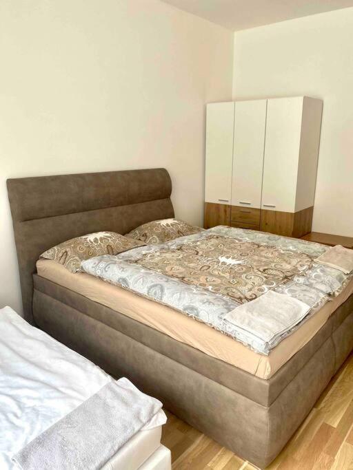 Spacious 2Br Apartment 6Min From Prague Castle! Luaran gambar